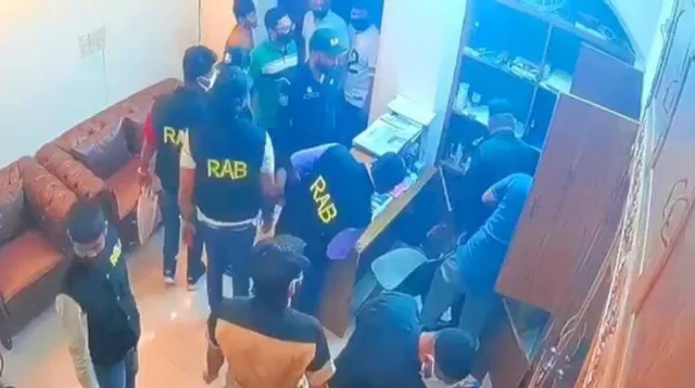 ঢাকায় র‍্যাব-ম্যাজিস্ট্রেট-ছাত্র পরিচয়ে বাসায় ঢুকে ডা*কাতি